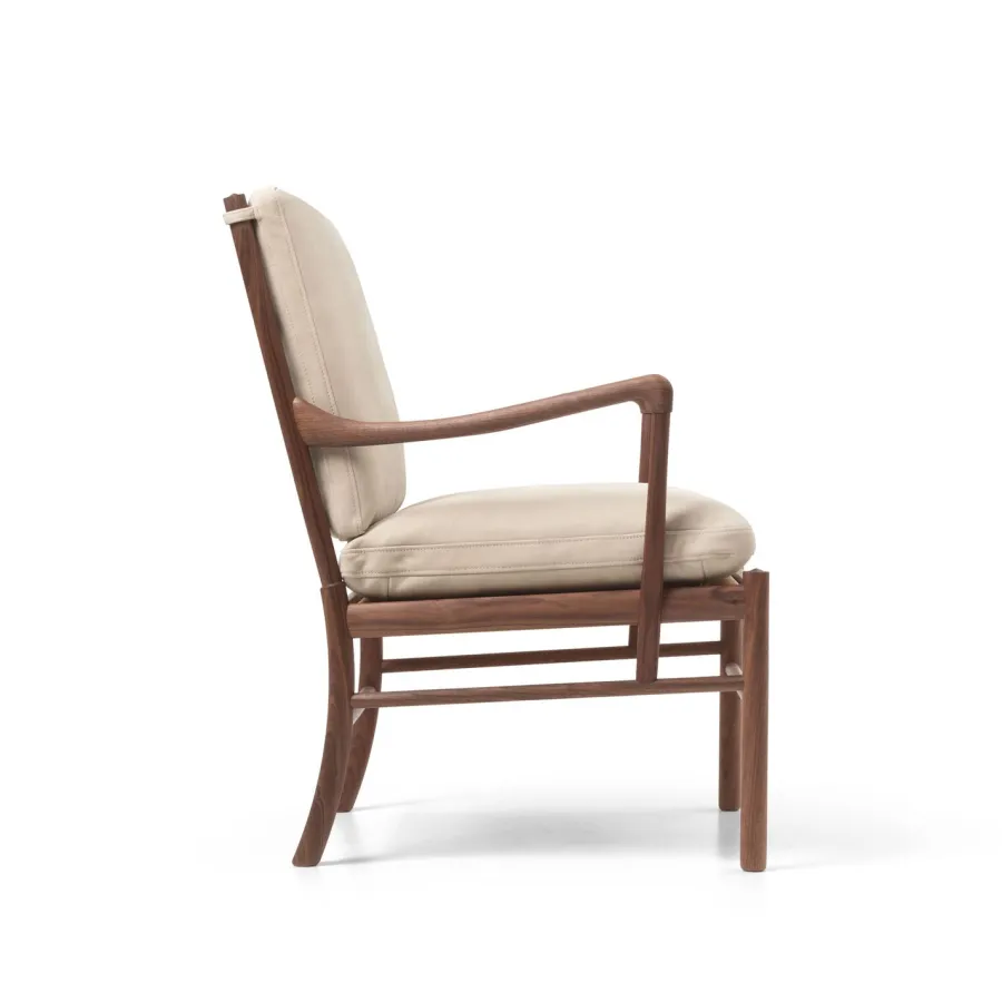 OW149 Colonial lænestol, valnød olie, Terra-læder af Ole Wanscher<Carl Hansen & Søn Best