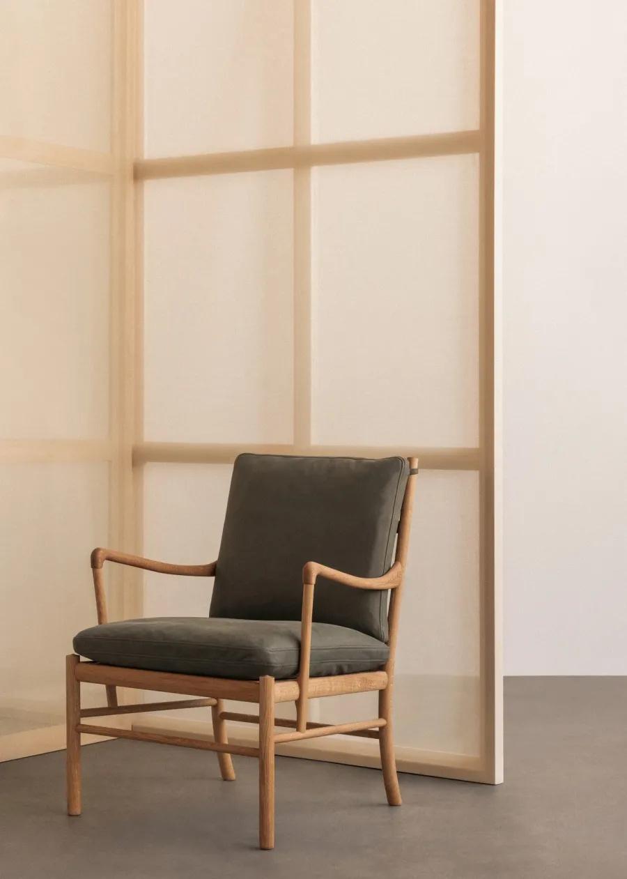 OW149 Colonial lænestol, valnød olie, Terra-læder af Ole Wanscher<Carl Hansen & Søn Best