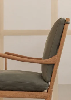 OW149 Colonial lænestol, valnød olie, Terra-læder af Ole Wanscher<Carl Hansen & Søn Best