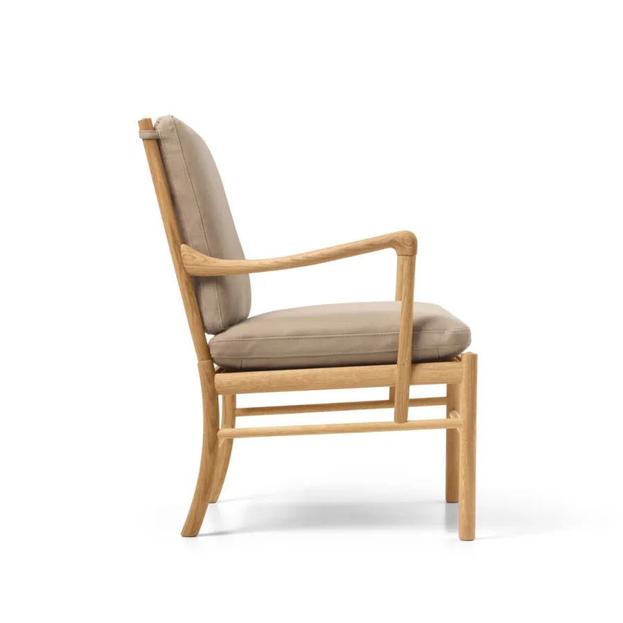 OW149 Colonial lænestol, valnød olie, Terra-læder af Ole Wanscher<Carl Hansen & Søn Best