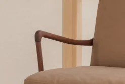 OW149 Colonial lænestol, valnød olie, Terra-læder af Ole Wanscher<Carl Hansen & Søn Best