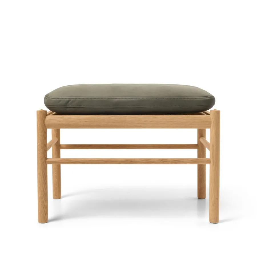 OW149F Fodskammel til Colonial lænestol, eg olie, Terra-læder af Ole Wanscher<Carl Hansen & Søn New