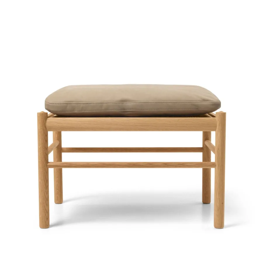 OW149F Fodskammel til Colonial lænestol, eg olie, Terra-læder af Ole Wanscher<Carl Hansen & Søn New