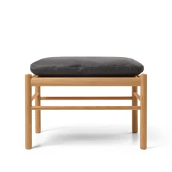 OW149F Fodskammel til Colonial lænestol, eg olie, Terra-læder af Ole Wanscher<Carl Hansen & Søn New