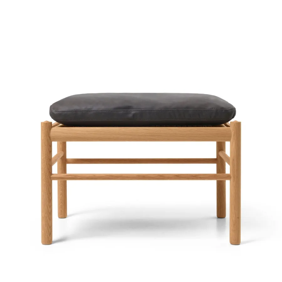 OW149F Fodskammel til Colonial lænestol, eg olie, Terra-læder af Ole Wanscher<Carl Hansen & Søn New