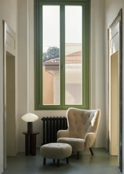 Petra VB3 lænestol inkl. Skammel,  Sheepskin honey 50 fra<&Tradition Clearance