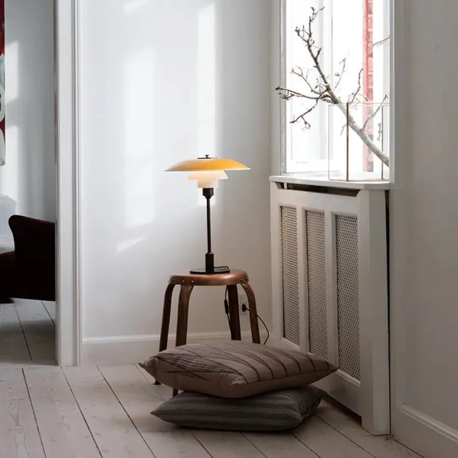 PH 3½-2½ Bordlampe, rød af Poul Henningsen<Louis Poulsen New