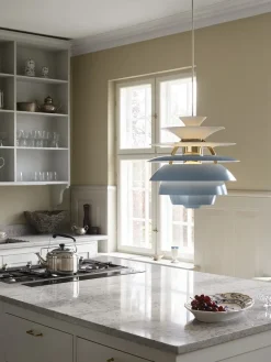 PH Snowball, dusty green/brass af Poul Henningsen<Louis Poulsen Online