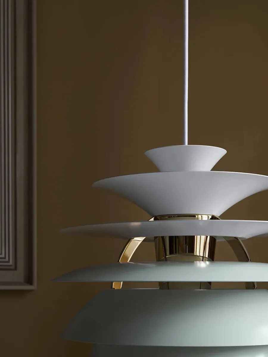 PH Snowball, soft white/brass af Poul Henningsen<Louis Poulsen Outlet