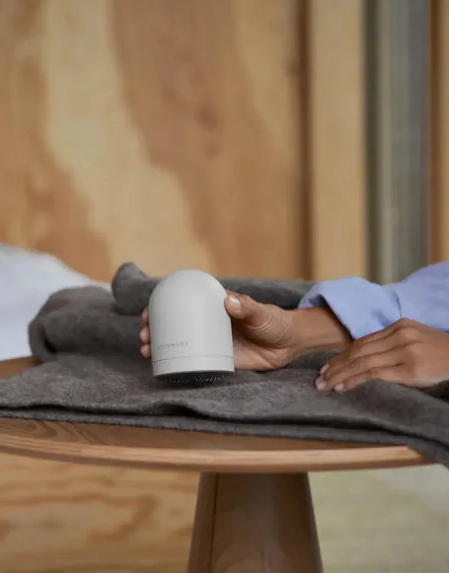 Pilo No.2 Fabric Shaver, Sand fra<Steamery Stockholm Hot