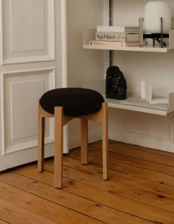 Pioneer Stool, smoked oak/zero 0001 fra<Fredericia Furniture Best