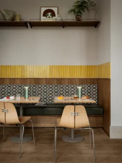 PK3 spisebordsstol, valnød af Poul Kjærholm<Fritz Hansen