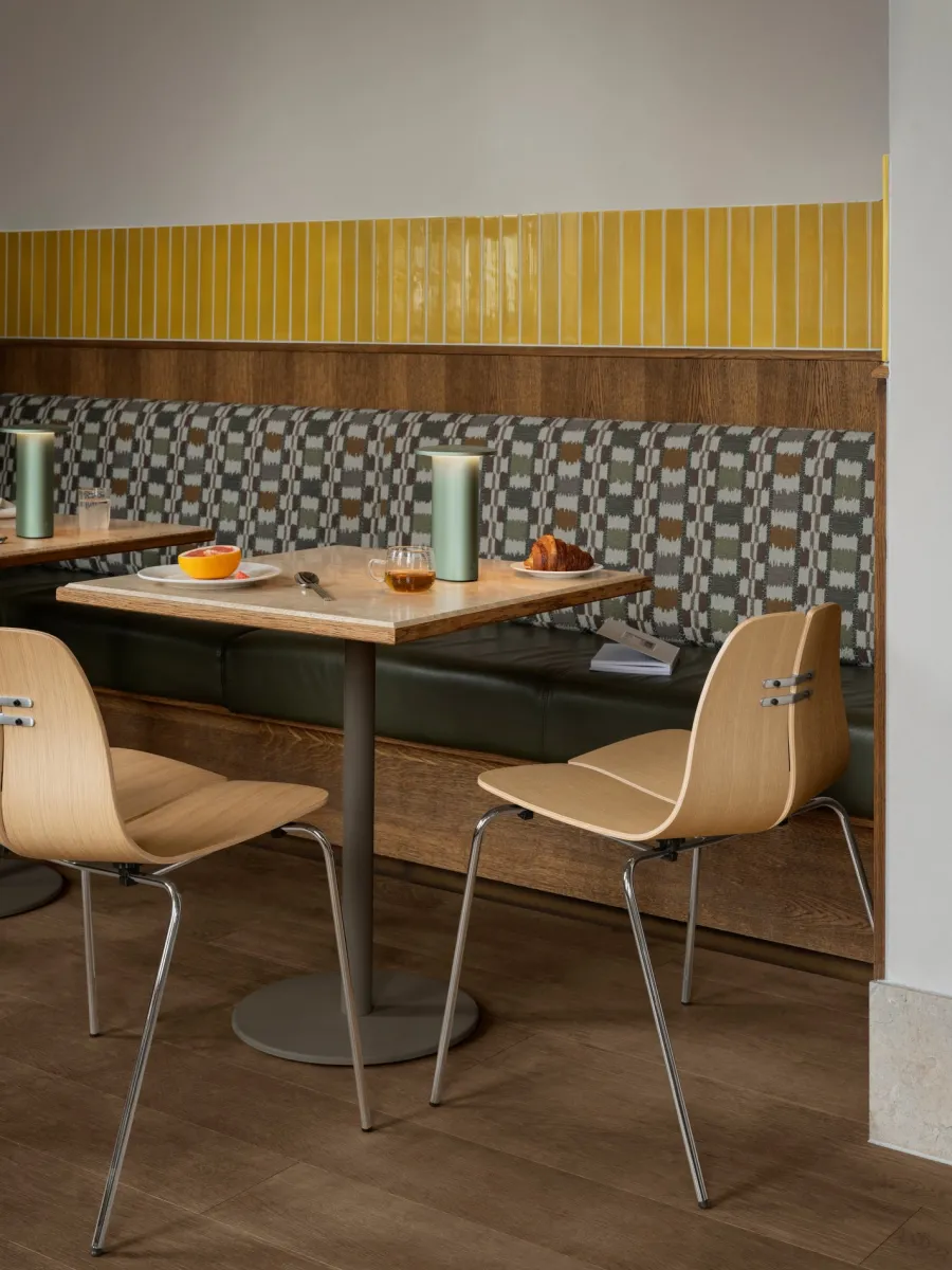 PK3 spisebordsstol, valnød af Poul Kjærholm<Fritz Hansen