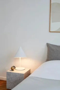 Plinth Cubic White Carrara marmor fra<Audo Copenhagen Outlet