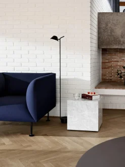 Plinth Cubic White Carrara marmor fra<Audo Copenhagen Outlet