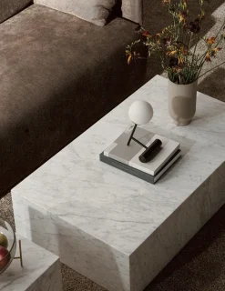 Plinth Low White Carrara marmor fra<Audo Copenhagen Discount