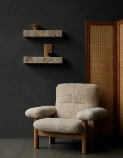 Plinth Shelf Sand Kunis Breccia marmor fra<Audo Copenhagen Sale