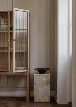 Plinth Tall Black Nero Marquina marmor fra<Audo Copenhagen Clearance