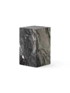 Plinth Tall Black Nero Marquina marmor fra<Audo Copenhagen Clearance