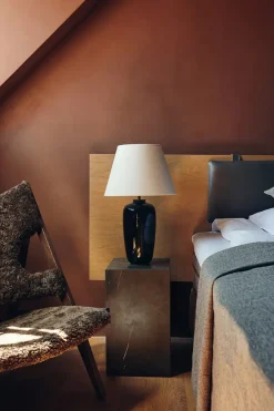 Plinth Tall Black Nero Marquina marmor fra<Audo Copenhagen Clearance