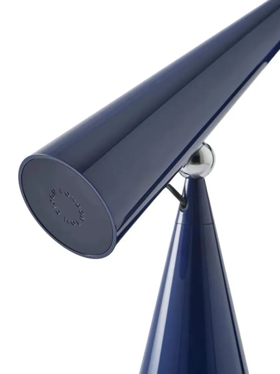 Pose Task LED Bordlampe fra<Tom Dixon Online