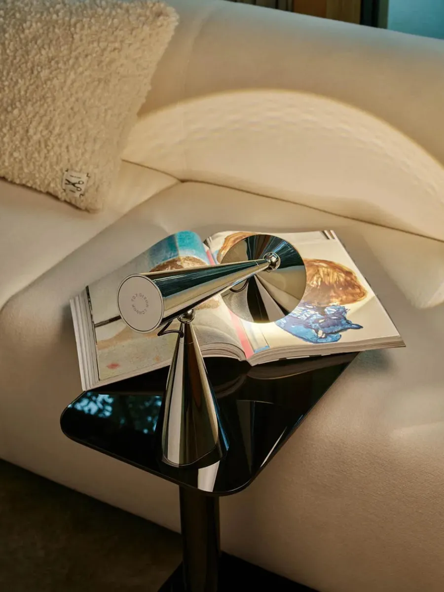 Pose Task LED Bordlampe fra<Tom Dixon Online