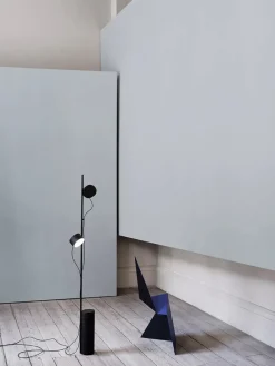 Post Floor Lamp fra<Muuto New
