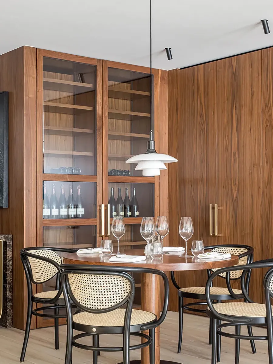 210R Armstol, sort fra<Thonet Sale