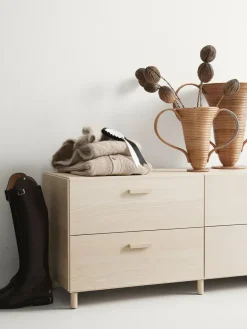 Relief Kommode, bred fra String<String Furniture