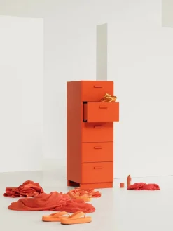 Relief Kommode, lav fra String<String Furniture Outlet