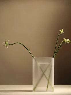 Ridge Vase, white frosted glass fra<Muuto Best