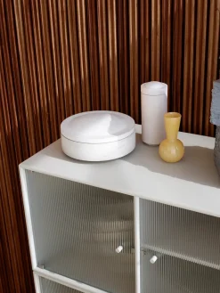 Ripple III Vitrineskab, inkl. sokkel fra<Montana Outlet