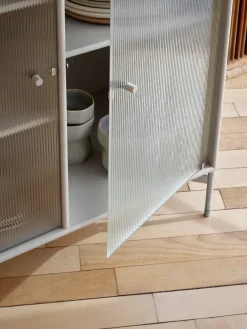 Ripple III Vitrineskab, inkl. sokkel fra<Montana Outlet