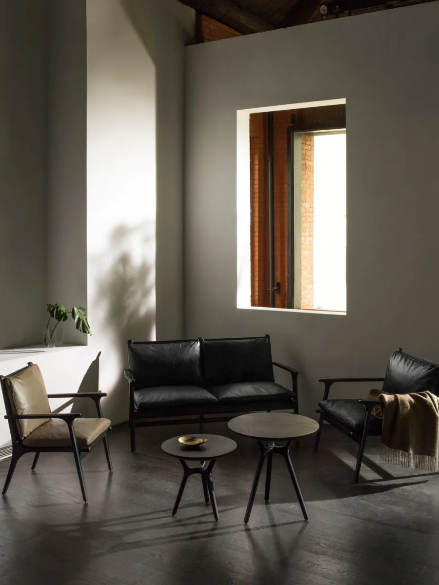 Rén Lounge sofa 2. pers sortmalet eg, sort læder fra<Stellar Works Hot
