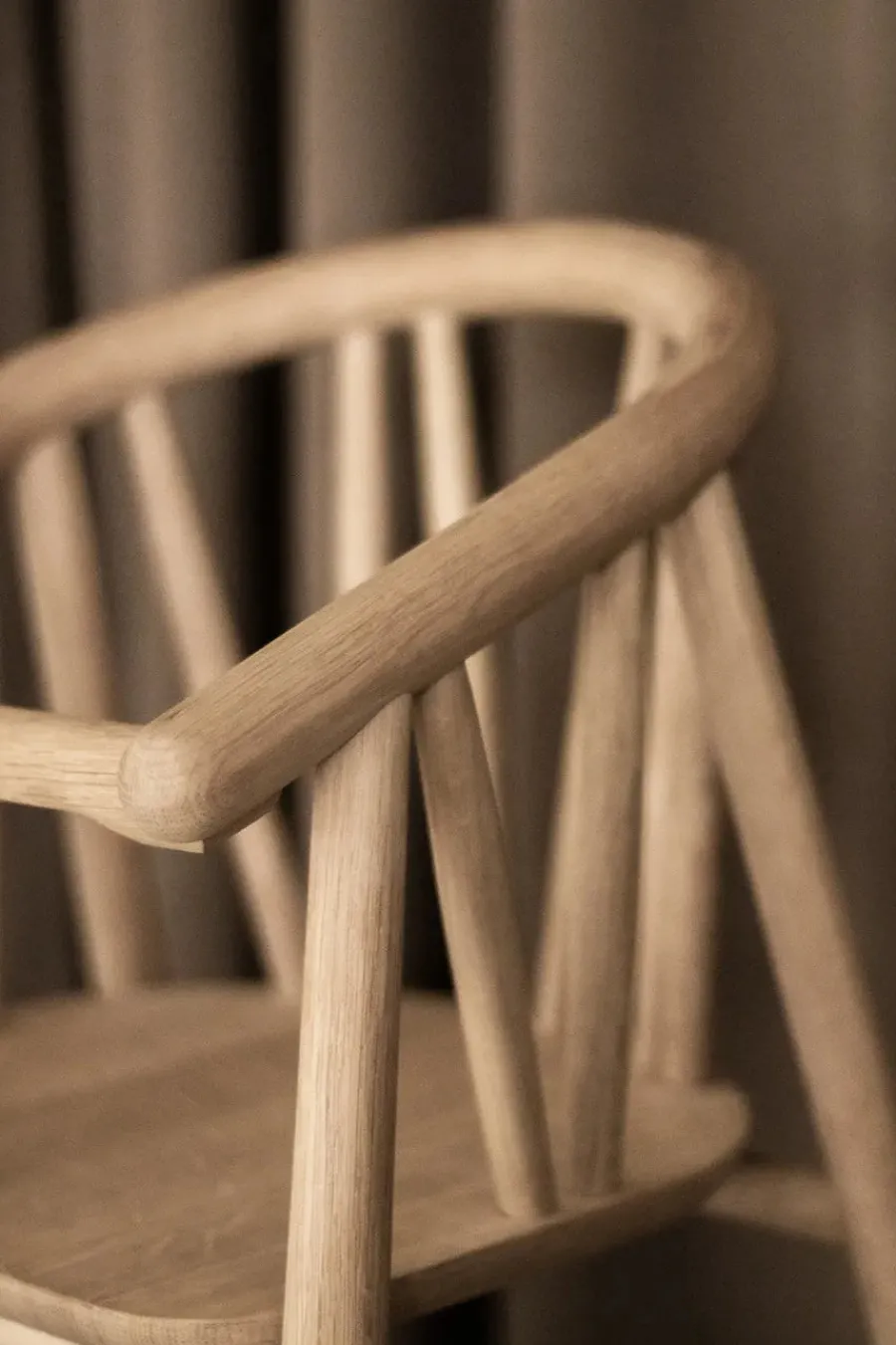 Saga Højstol, eg fra<Oaklings