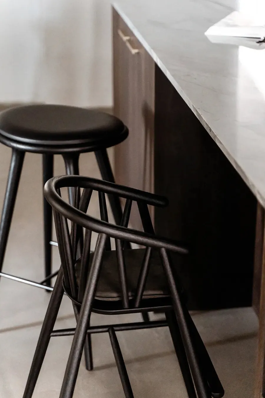 Saga Højstol, sortlakeret eg fra<Oaklings New