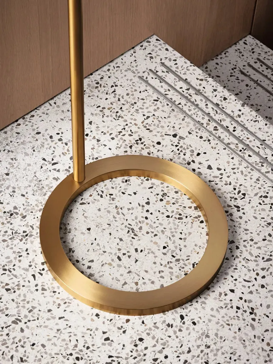 Sensorstyret håndsprit- og sæbedispenser, fritstående i hvid fra<VOLA