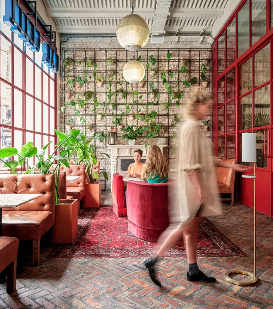 Sensorstyret håndsprit- og sæbedispenser, fritstående i hvid fra<VOLA