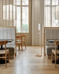 Sensorstyret håndsprit- og sæbedispenser, fritstående i hvid fra<VOLA