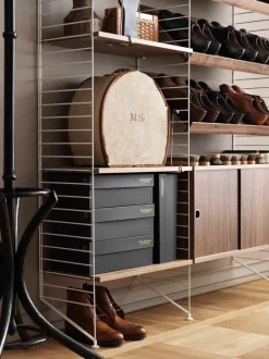 Skab m. Skydelåger fra String<String Furniture Outlet