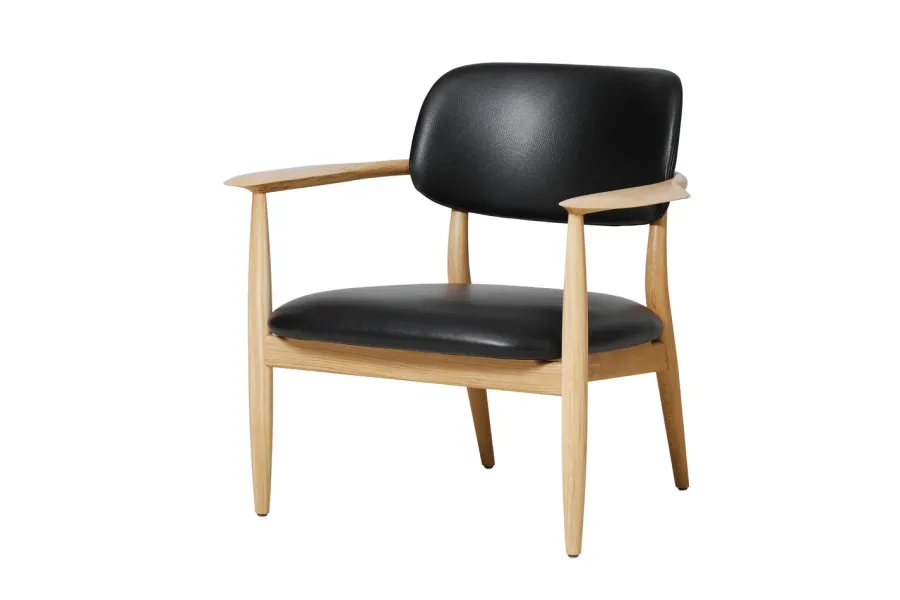 Slow lounge chair med armlæn fra i egetræ og sort læder<Stellar Works New