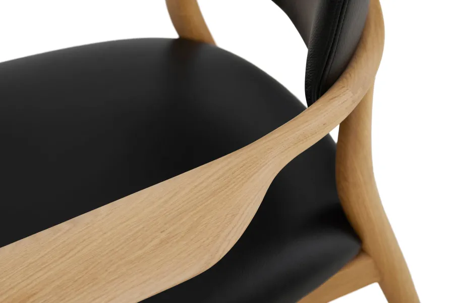 Slow lounge chair med armlæn fra i egetræ og sort læder<Stellar Works New