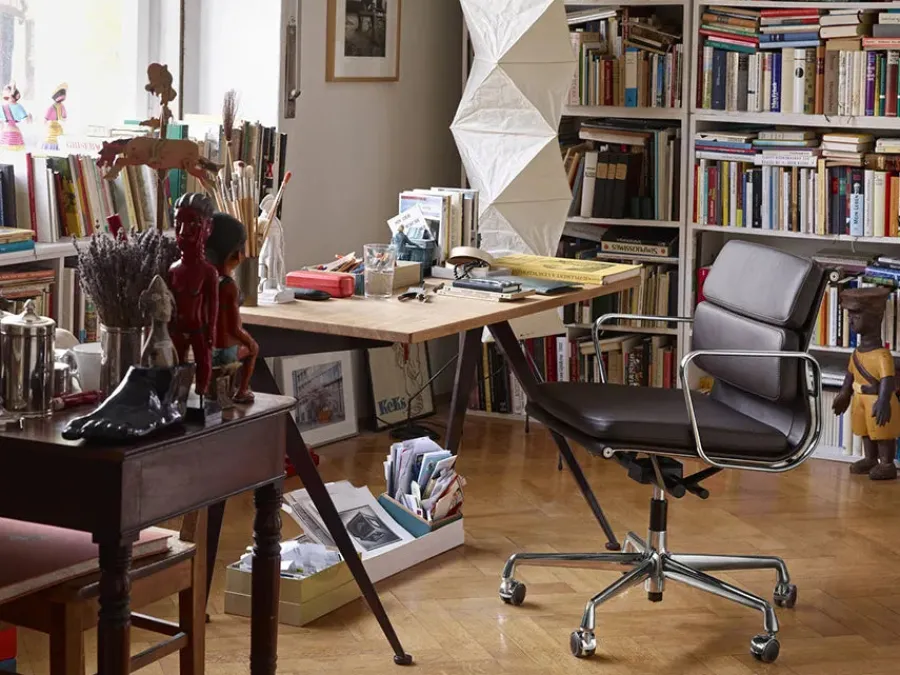 Soft Pad Chair EA 217 Kontorstol, cognac læder/krom stel fra<Vitra Outlet