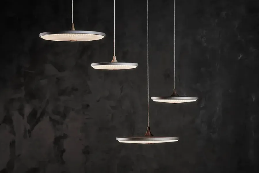 Soleil pendel medium, røget eg, plast skærm fra<Le Klint New