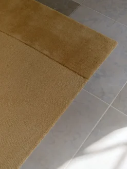 Split Plains Tæppe, Mustard fra<Linie Design Online
