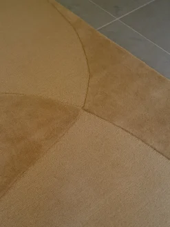 Split Plains Tæppe, Mustard fra<Linie Design Online