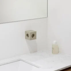 Square 2 Stikdåse med USB, beige fra<Avolt Hot