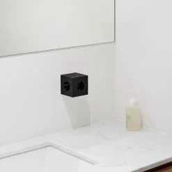 Square 2 Stikdåse med USB, sort fra<Avolt Hot