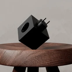 Square 2 Stikdåse med USB, sort fra<Avolt Hot