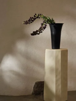 Staffa Piedestal fra<Ferm Living Hot